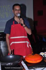 unveils Married Man_s guide to Creative Cooking book in Mumbai on 21st Aug 2013 (18).JPG